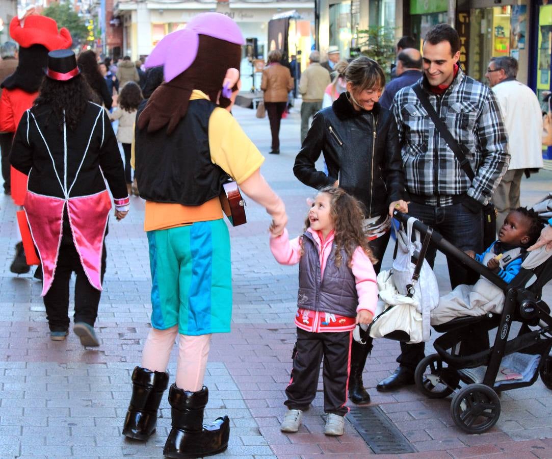 Espectáculo musical en la calle Mantería para animar el comercio