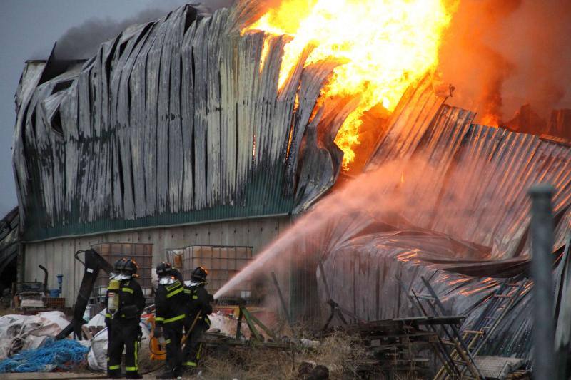 Un incendio carboniza una nave de patatas en Campaspero