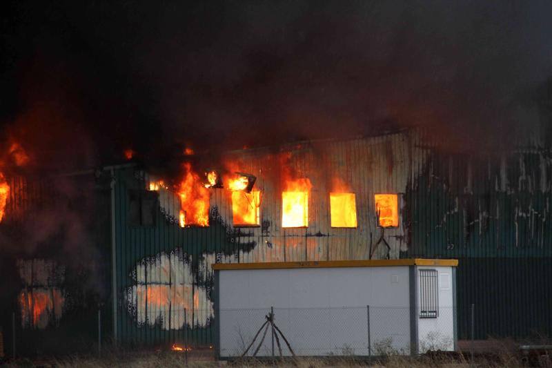 Un incendio carboniza una nave de patatas en Campaspero