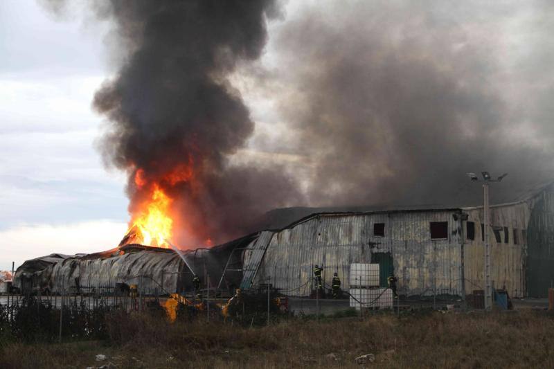 Un incendio carboniza una nave de patatas en Campaspero