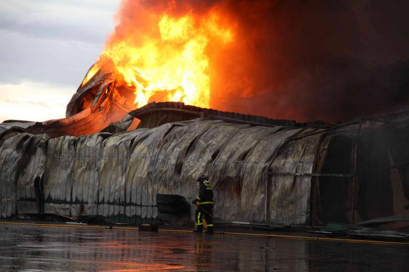 Un incendio carboniza una nave de patatas en Campaspero