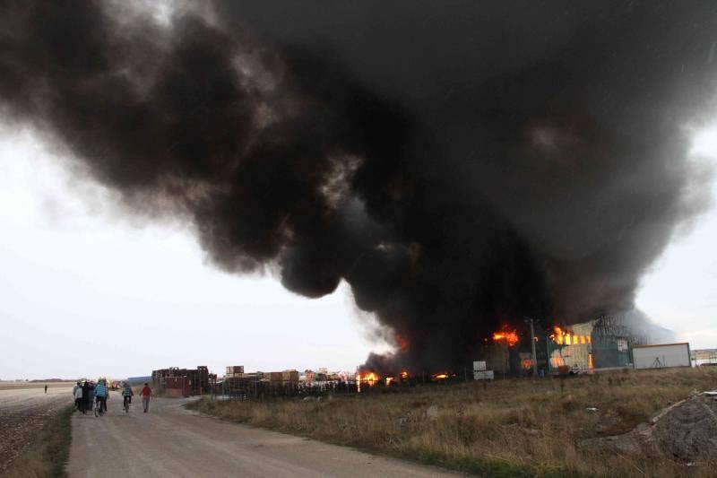 Un incendio carboniza una nave de patatas en Campaspero