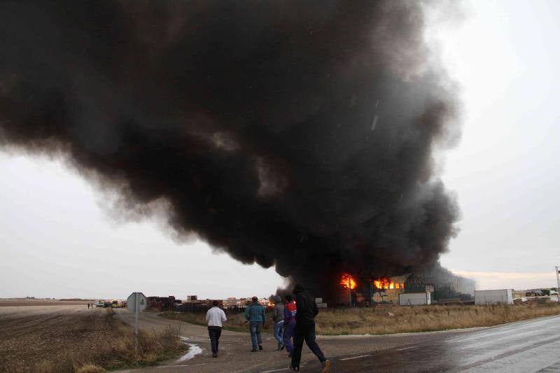 Un incendio carboniza una nave de patatas en Campaspero