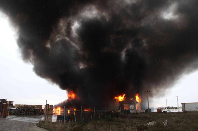 Un incendio carboniza una nave de patatas en Campaspero