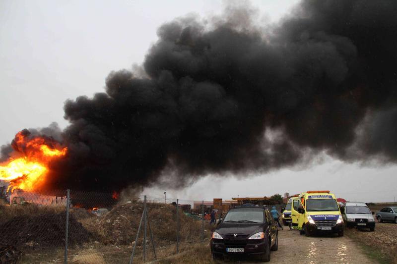 Un incendio carboniza una nave de patatas en Campaspero