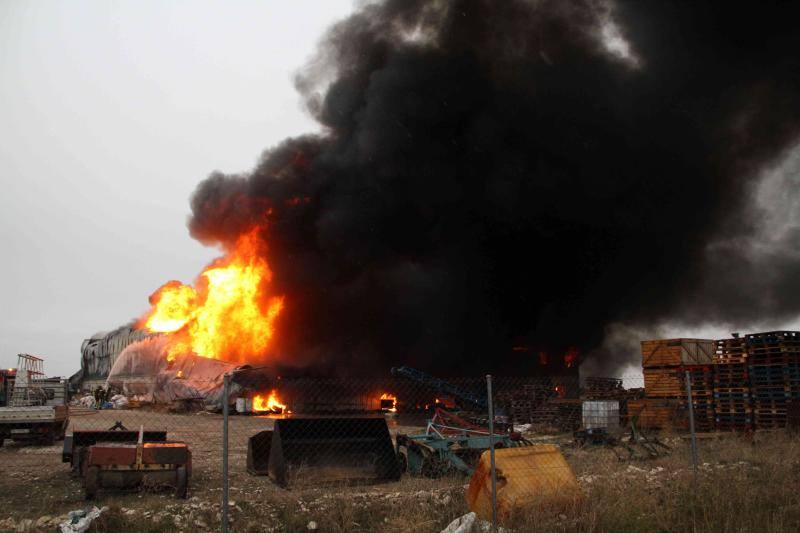 Un incendio carboniza una nave de patatas en Campaspero