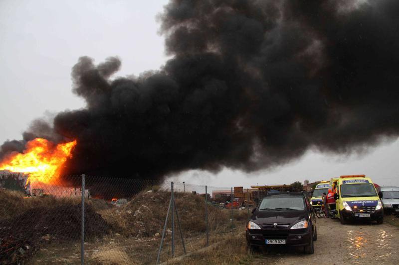 Un incendio carboniza una nave de patatas en Campaspero