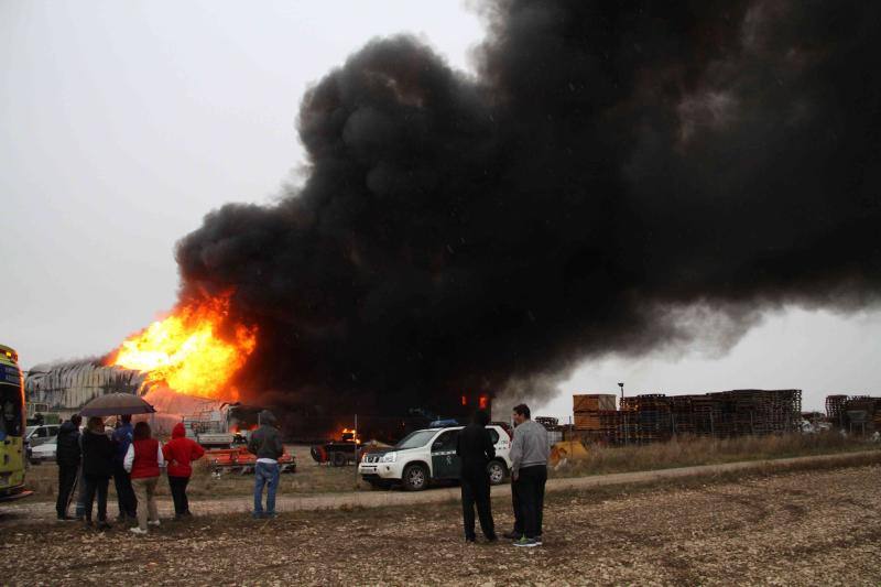 Un incendio carboniza una nave de patatas en Campaspero