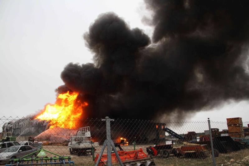 Un incendio carboniza una nave de patatas en Campaspero