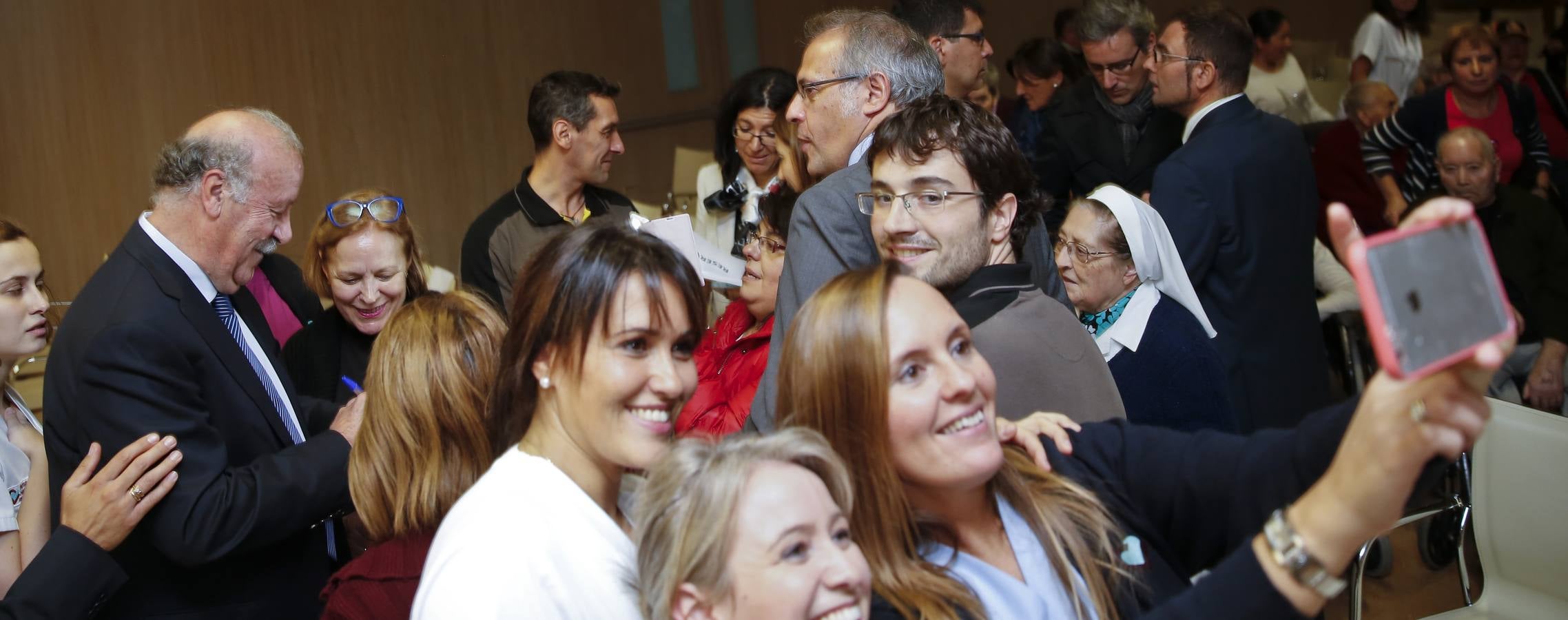 Vicente del Bosque visita el centro hospitalario Benito Menni de Valladolid