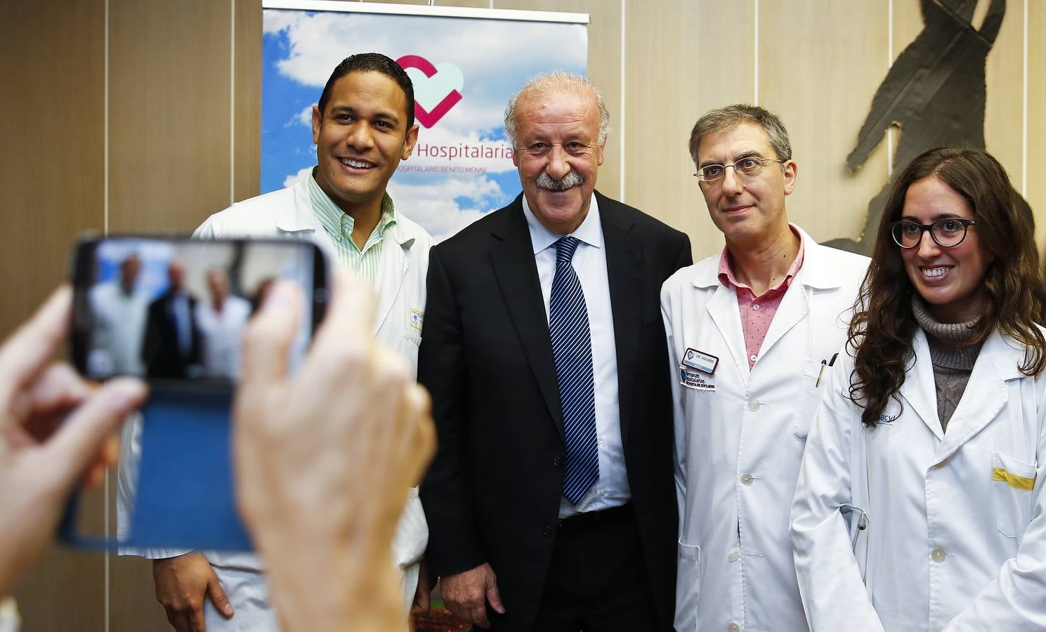 Vicente del Bosque visita el centro hospitalario Benito Menni de Valladolid
