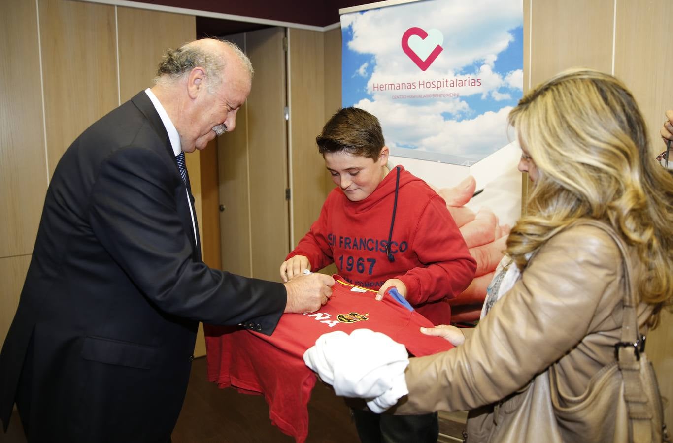 Vicente del Bosque visita el centro hospitalario Benito Menni de Valladolid