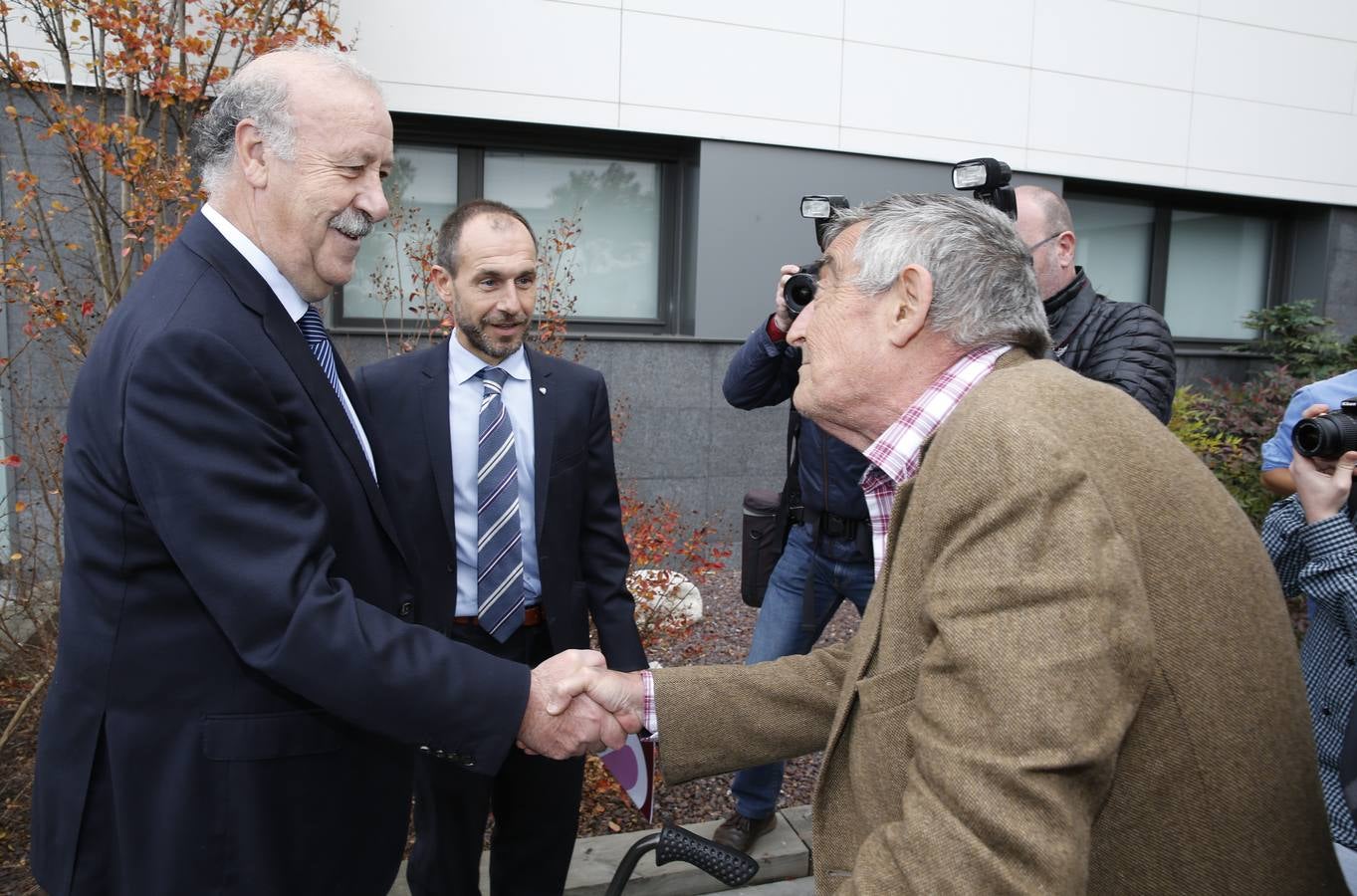 Vicente del Bosque visita el centro hospitalario Benito Menni de Valladolid