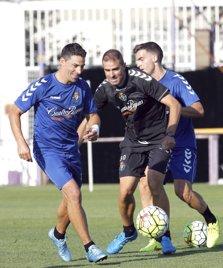 13.07.15 Garitano, técnico del Real Valladolid, participó en el juego con Óscar.