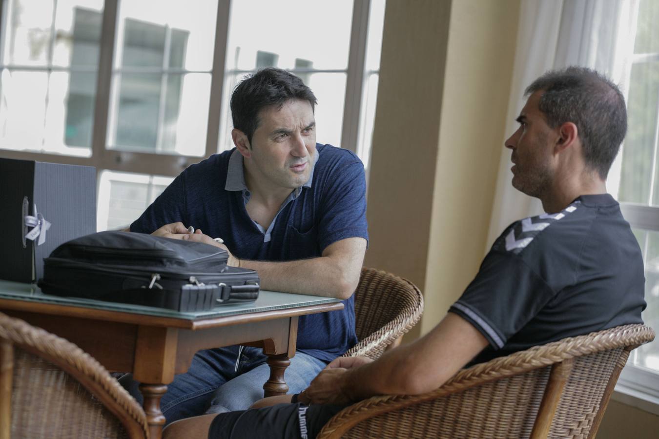 30.07.15 Braulio Vázquez, director deportivo del Real Valladolid, conversa con el técnico del equipo, Gaizka Garitano durante la concentración en Mondariz.