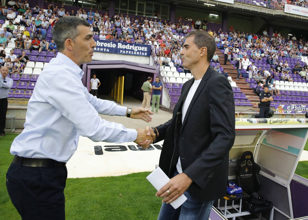 30.08.15 Juan Ramón López Muñiz, entrenador del Alcorcón, saluda a Gaizka Garitano, entrenador del Real Valladolid, en el partido de la Segunda División de futbol celebrado en el estadio Jose Zorrilla.