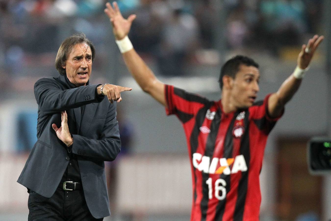 30.01.14 Miguel Angel Portugal, entrenador del Paranaense de Brasil, da instrucciones a sus jugadores durante un partido de la primera fase de la Copa Libertadores que su equio disputa en Lima.