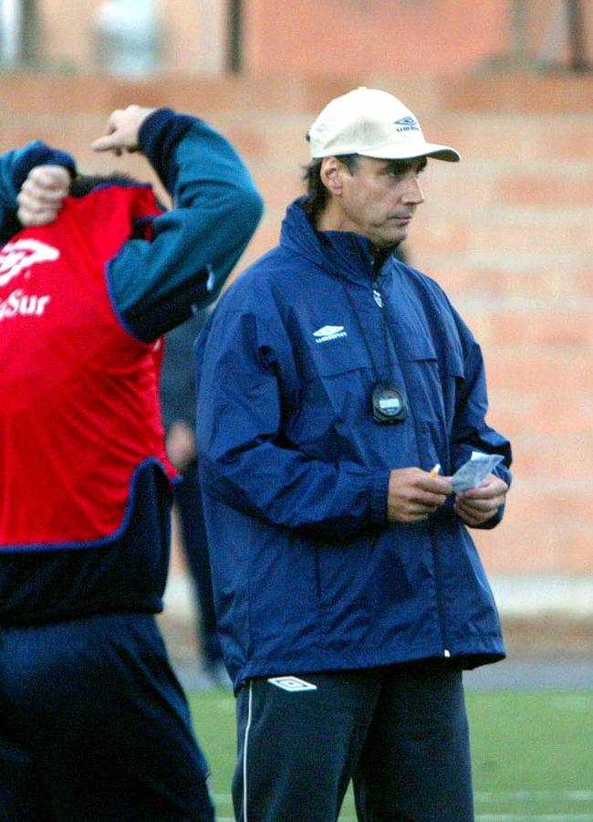 28.10.03 El hasta ahora director general deportivo del Córdoba CF, Miguel Angel Portugal, ha cogido las riendas del equipo blanquiverde después del cese de Castro Santos como entrenador del primer equipo.