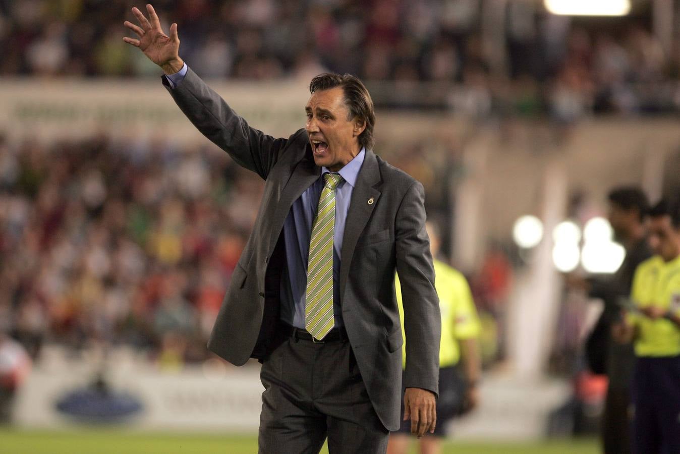 17.09.06 Miguel Ángel Portugal da instrucciones a sus jugadores en el partido ante el Barcelona.