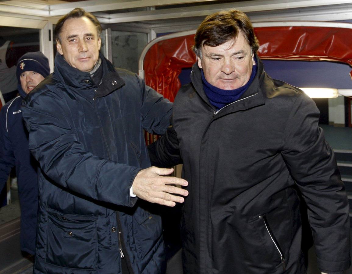 27.01.10 El entrenador de Osasuna, José Antonio Camacho (d), saluda a Miguel Ángel Portugal, entrenador del Racing de Santander, antes de comenzar el partido que ha enfrentado a ambos equipos, esta noche, en el Estadio Reyno de Navarra, en Pamplona, correspondiente a la vuelta de los cuartos de final de la Copa del Rey.