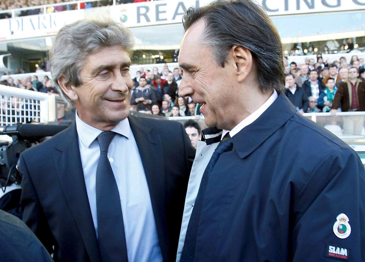 04.04.10 Los entrenadores del Real Madrid, el chileno Manuel Pellegrini (i), y del Racing de Santander, Miguel Ángel Portugal, se saludan momentos antes del comienzo del encuentro que esta tarde ha enfrentado a ambos conjuntos en el estadio de El Sardinero, duelo correspondiente a la trigésima jornada del Campeonato Nacional de Liga en Primera División.