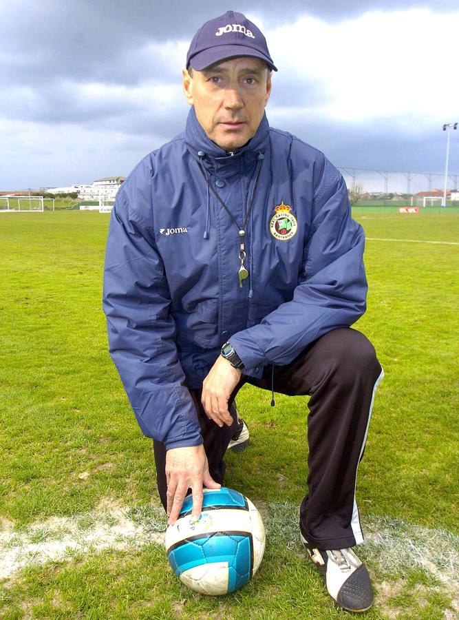 05.04.07 El entrenador del Real Racing Club de Santander, Miguel Angel Portugal, posa con motivo de su entrevista con Efe en la que se mostró «muy satisfecho» con el rendimiento que está teniendo su equipo en la presente Liga.