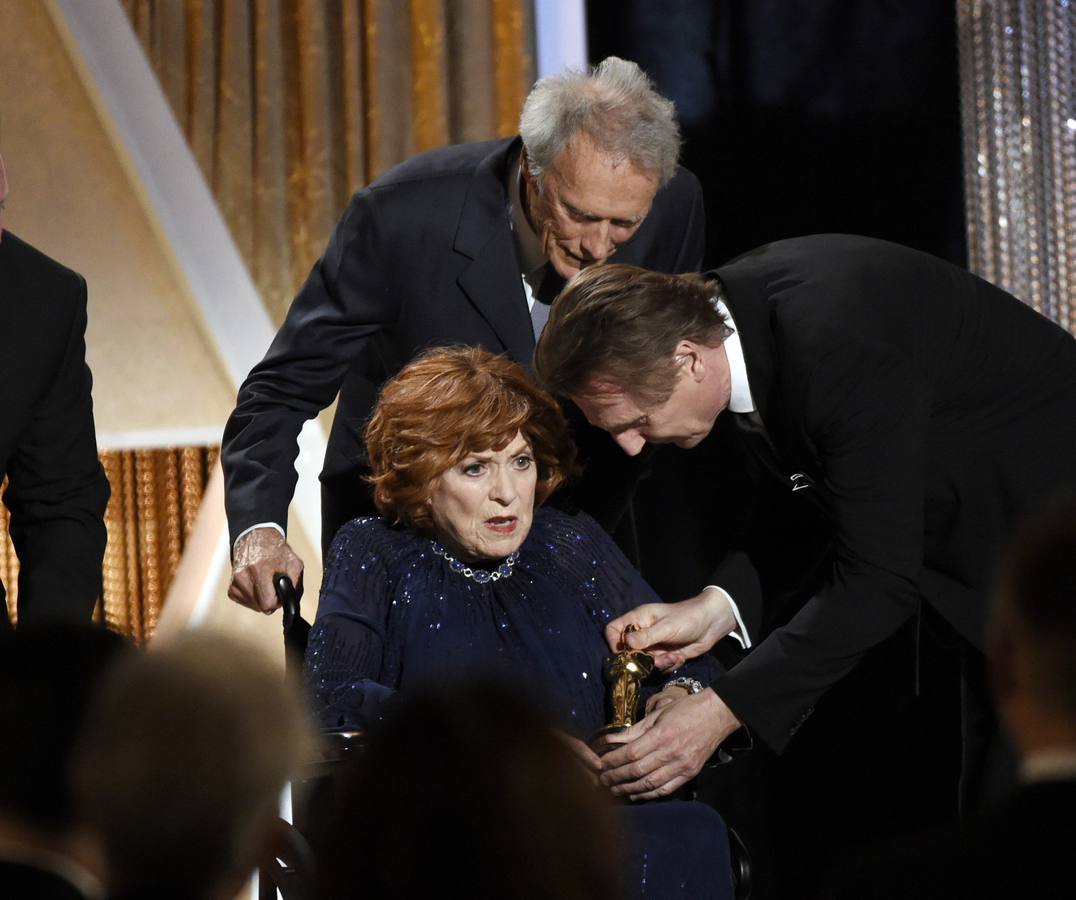 Clint Eastwood y Liam Neeson entregan a Maureen O'Hara el Oscar honorífico en 2015.