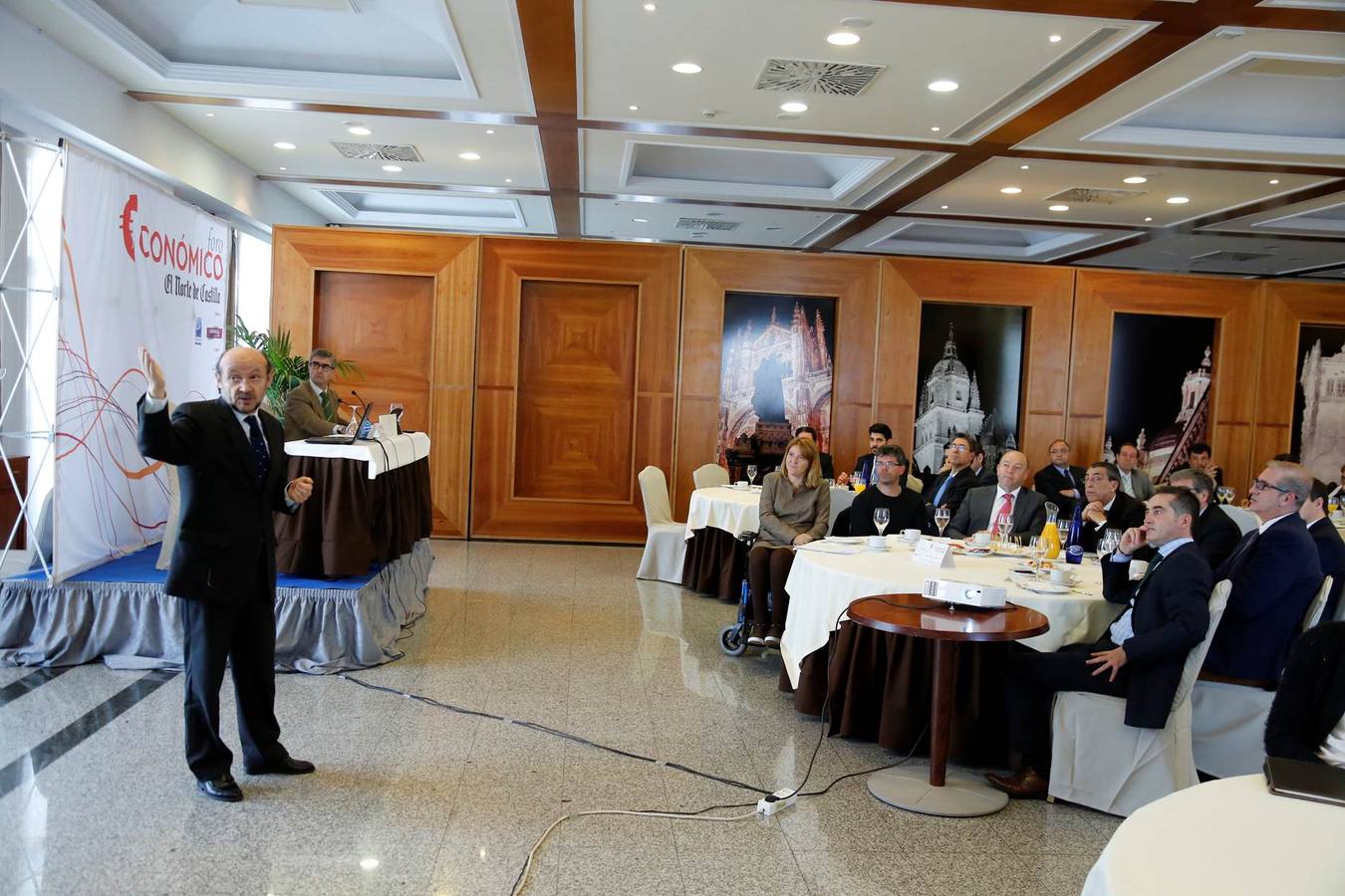 El profesor Alfredo Arahuetes en el Foro Económico de El Norte de Castilla en Salamanca