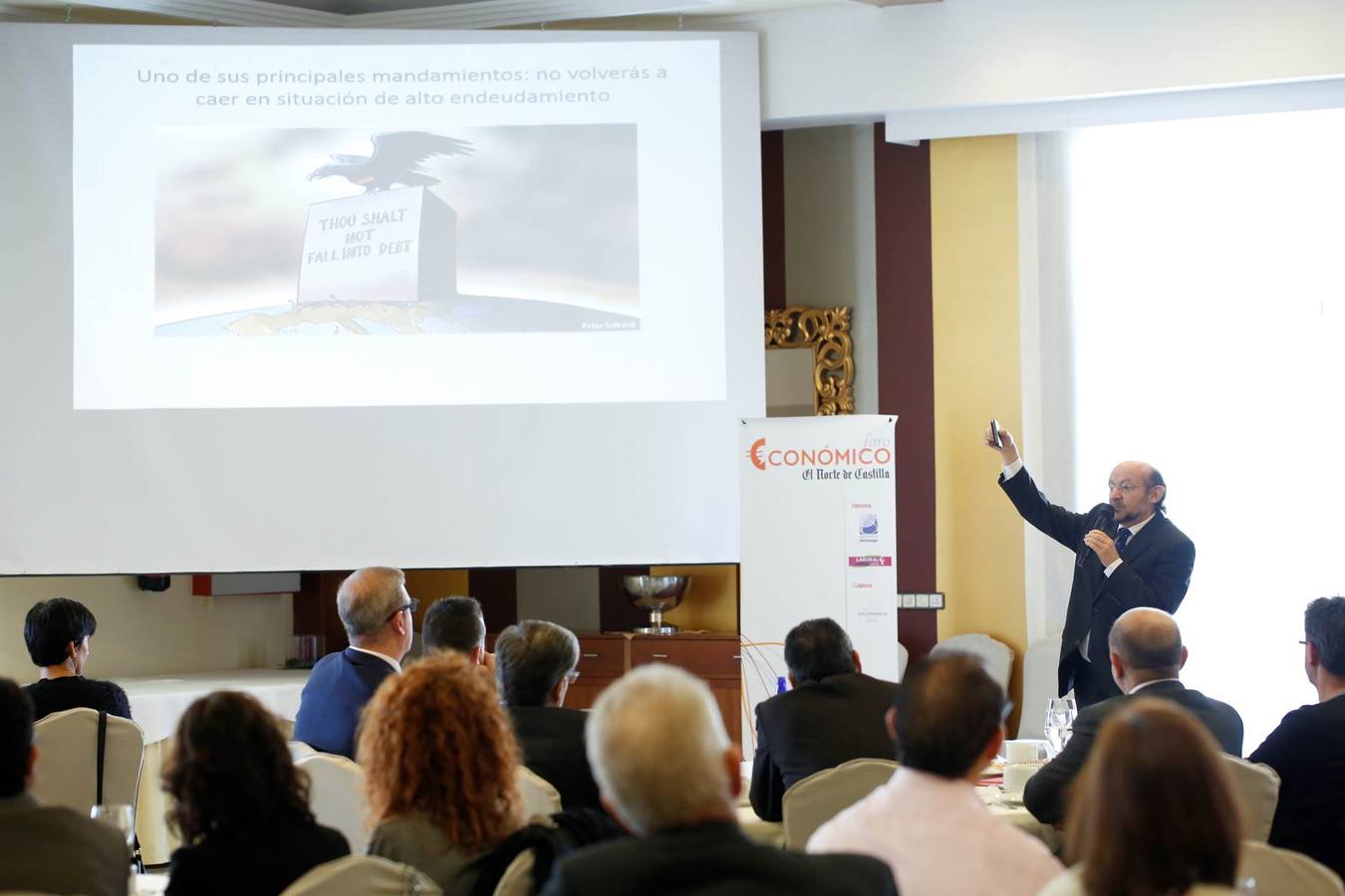 El profesor Alfredo Arahuetes en el Foro Económico de El Norte de Castilla en Salamanca