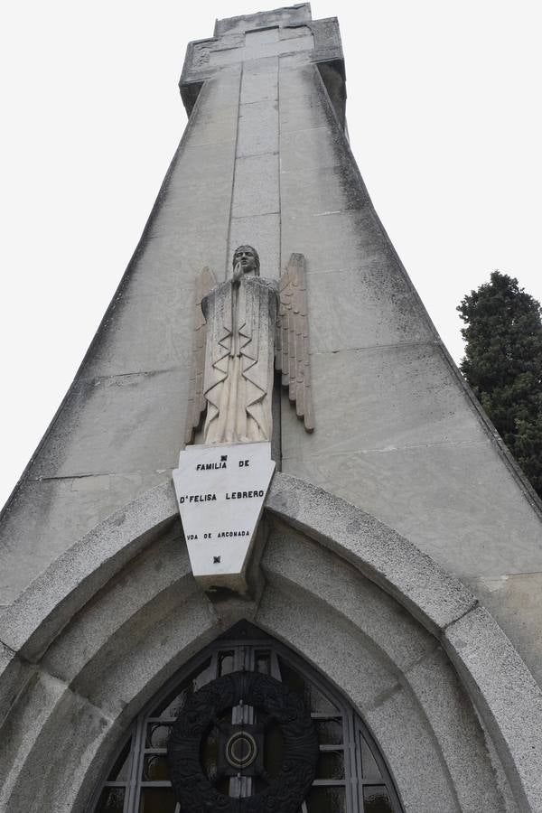 Preparativos para el Día de Todos los Santos en el cementerio de El Carmen de Valladolid