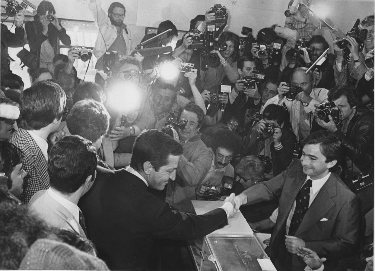 15.06.1977 Adolfo Suárez, candidato del UCD a la presidencia del Gobierno, ejerce su derecho al voto en un colegio de Madrid.