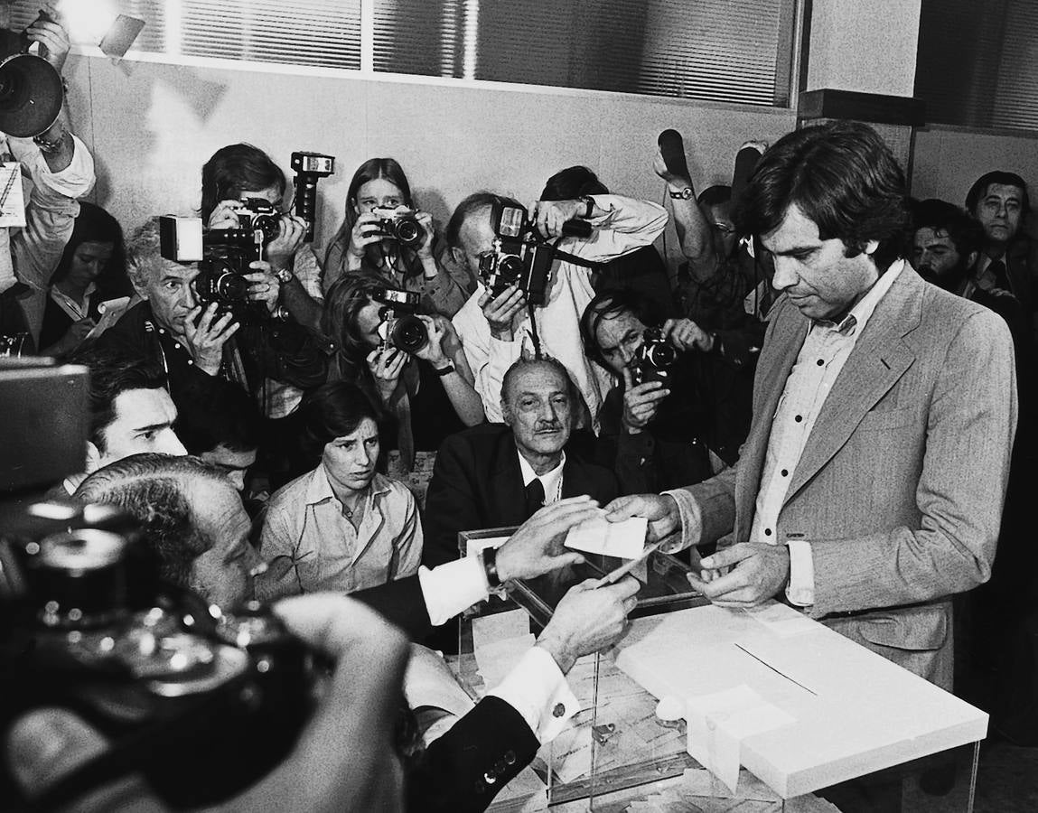 15.06.1977 El secretario general del PSOE, Felipe González, emite su voto en el colegio electoral situado en la calle del Pez Austral, en el madrileño barrio de La Estrella.