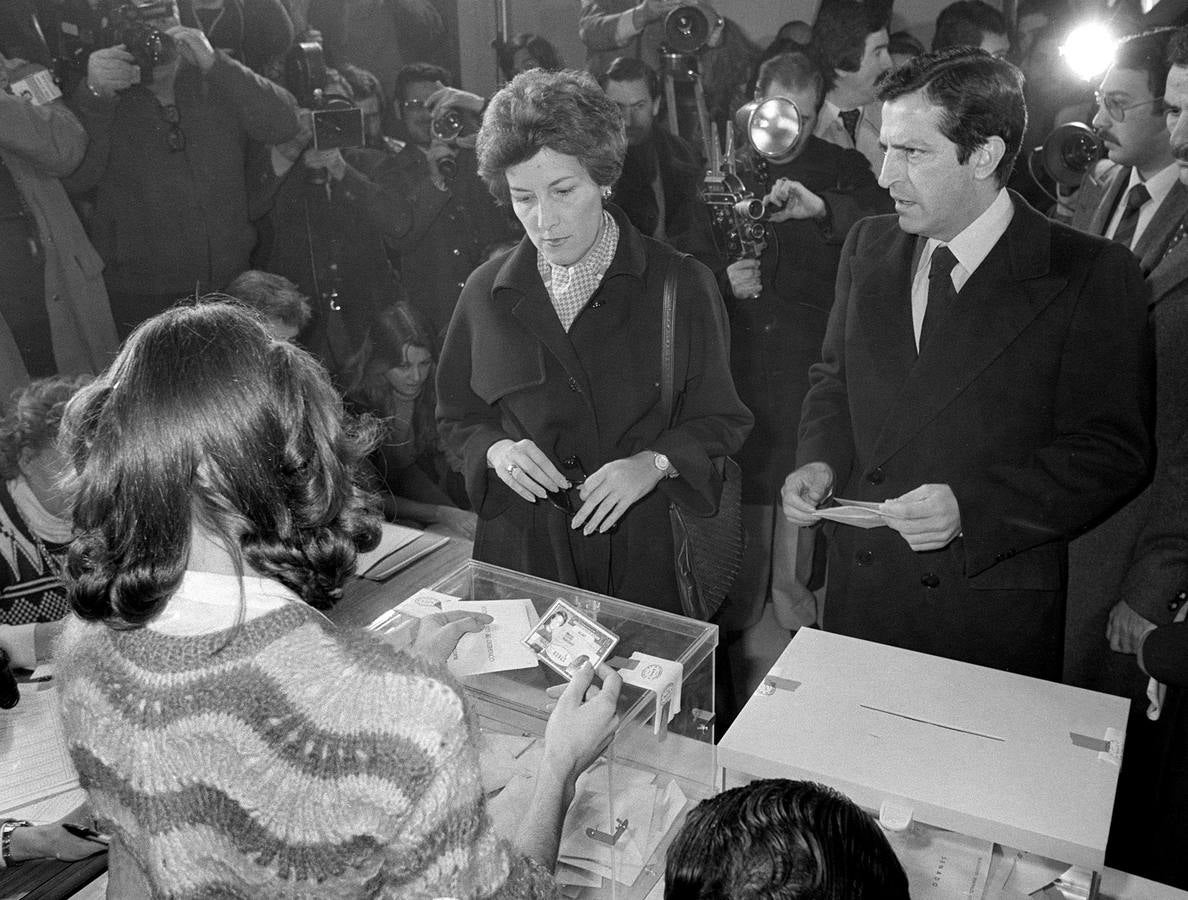 01.03.1979 El presidente del Gobierno y de Unión de Centro Democrático, Adolfo Suárez, acudió esta mañana, acompañado de esposa, Amparo Illana, a depositar su voto en el colegio electoral, Andrés Manjón, de la calle Francos Rodríguez, en Madrid