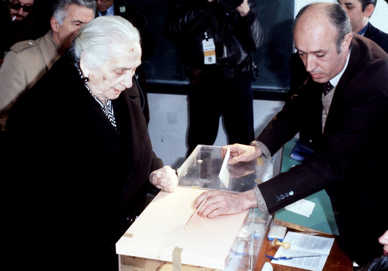 01.03.1979 Dolores Ibarruri, acude a votar en el colegio electoral durante las elecciones generales.