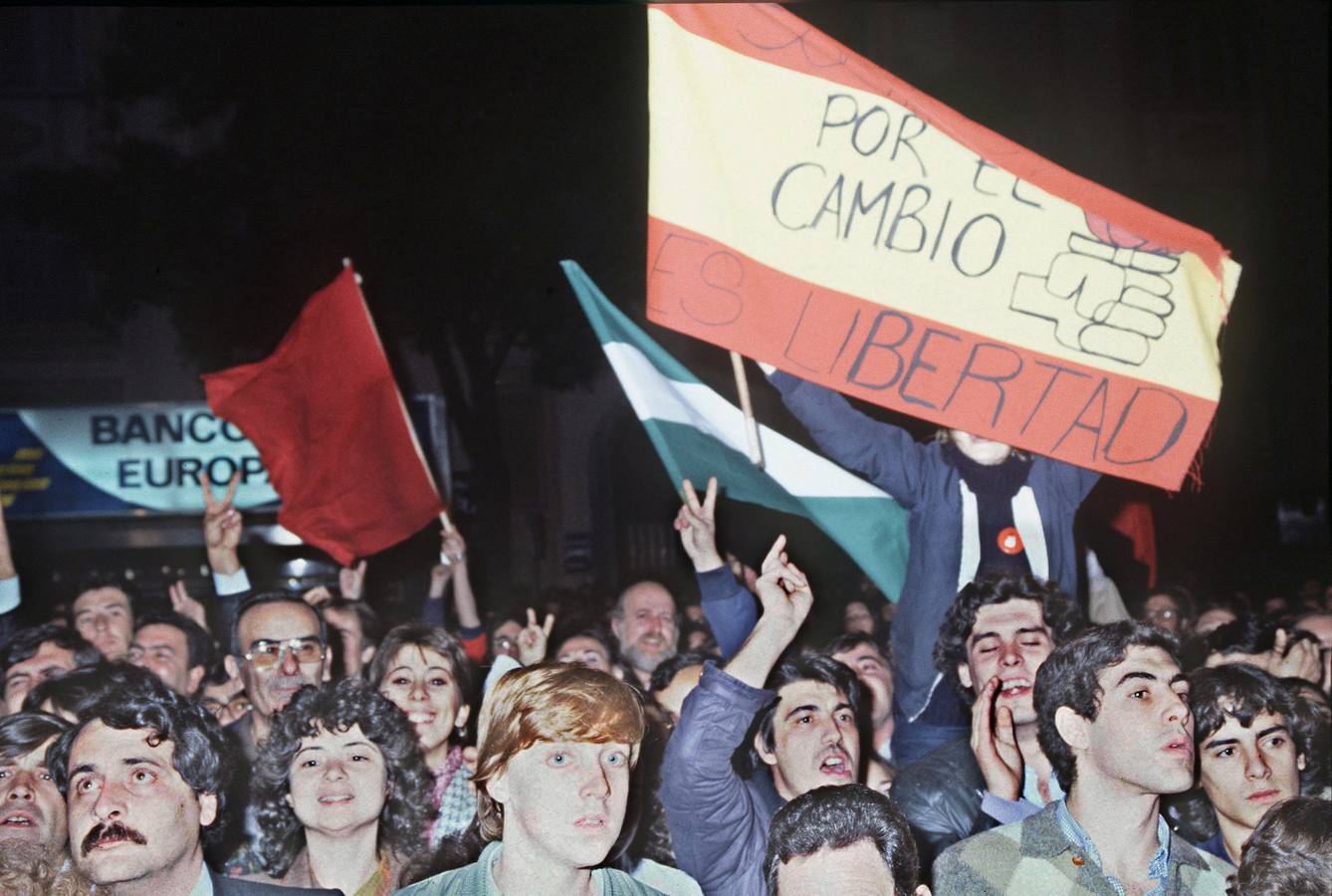 28.10.1982 Cientos de afiliados y simpatizantes del PSOE se congregan ante el hotel Palace de Madrid, donde el Partido Socialista Obrero Español tiene su sede electoral, tras conocerse los resultados de las elecciones parlamentarias celebradas hoy, en las que el PSOE ha resultado vencedor.