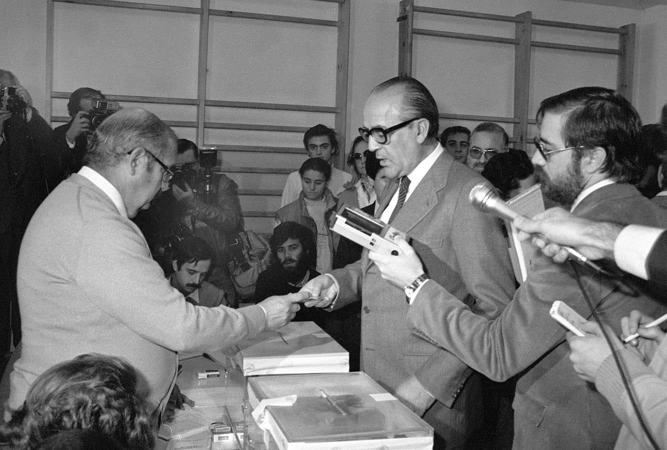 28.10.1982 Leopoldo Calvo Sotelo, presidente del Gobierno, acudió acompañado de su esposa, a las diez de la mañana, al colegio San José Obrero, para depositar su voto.