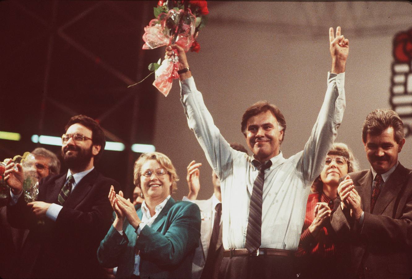 29.10.1989 El presidente del Gobierno, Felipe González, celebrando su victoria en las elecciones generales.