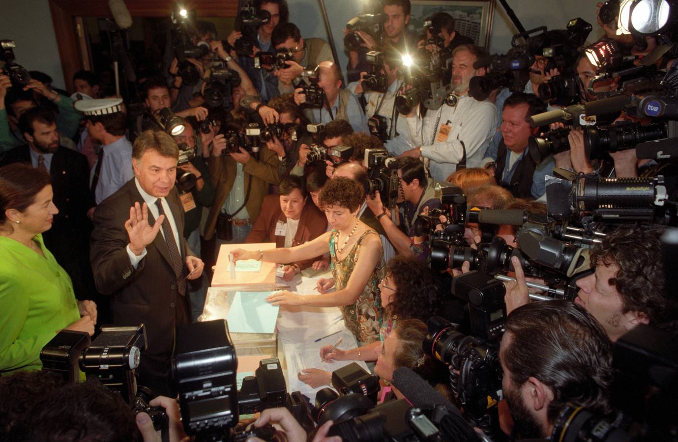 06.06.1993 El presidente del Gobierno, Felipe Gonzaléz, saluda tras entregar sus papeletas de voto a la presidencia de la mesa electoral que le correspondió, en el Colegio Público Nuestra Señora del Buen Consejo, en Madrid.