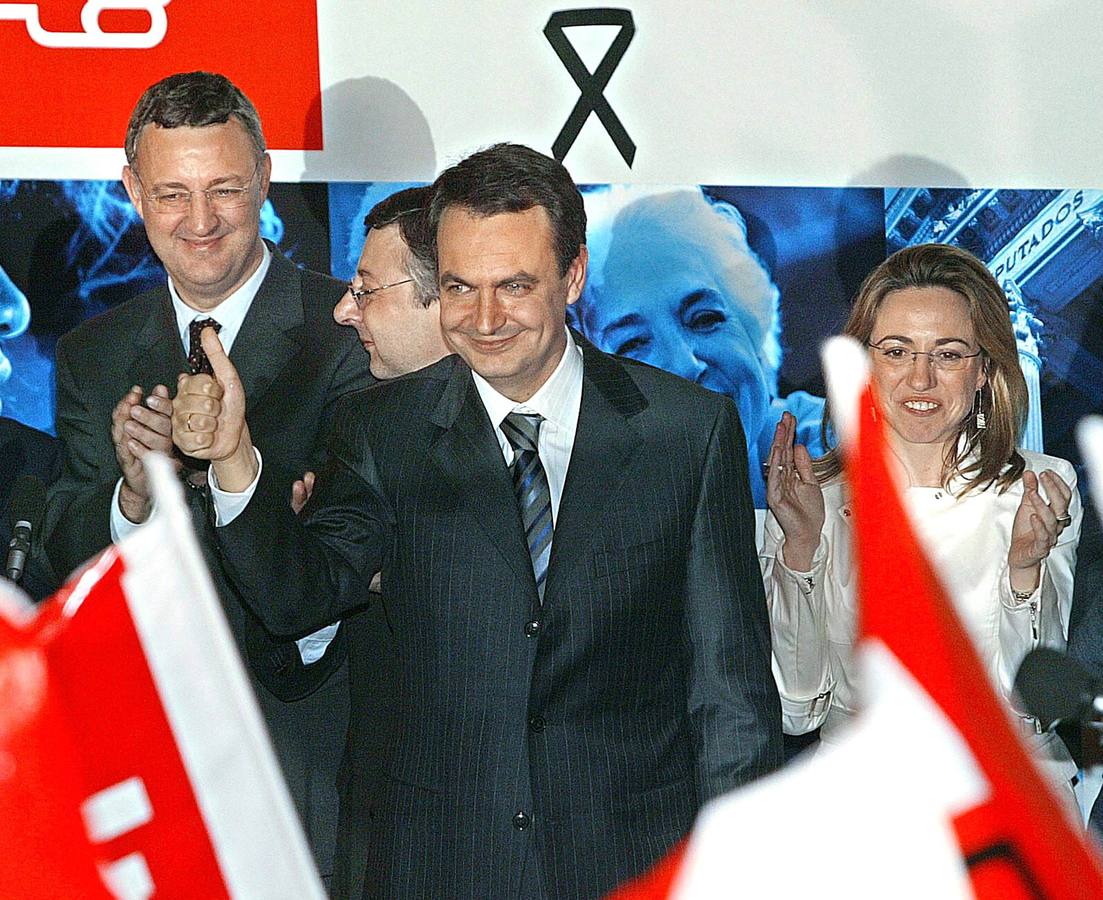 15.03.2004 El candidato socialista a la presidencia del Gobierno, José Luis Rodríguez Zapatero, saluda a los militantes en la sede madrileña del PSOE, tras conocer los resultados de las elecciones generales.