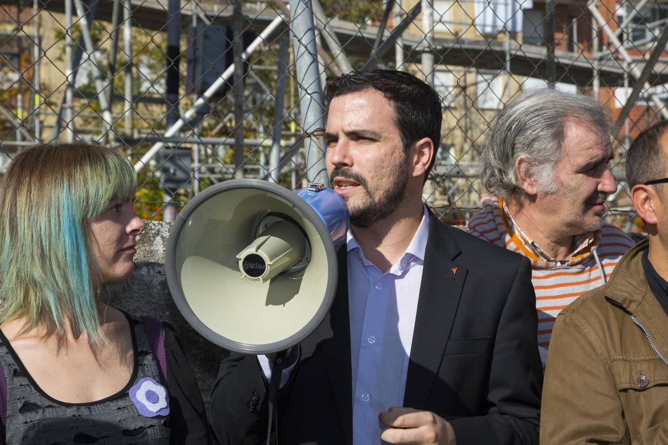 Alberto Garzón visita las obras de la pasarela del barrio de Pilarica (Valladolid)