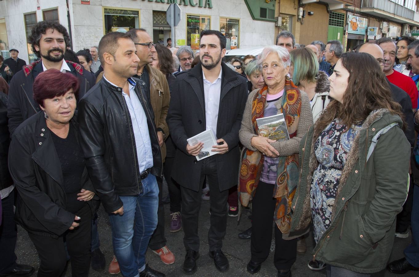 Alberto Garzón visita las obras de la pasarela del barrio de Pilarica (Valladolid)
