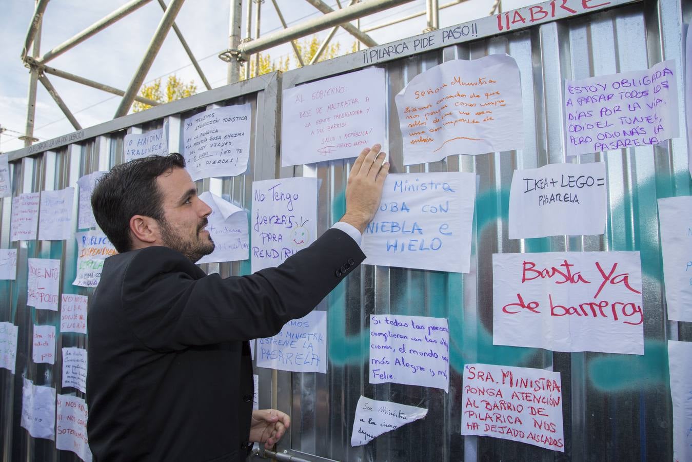 Alberto Garzón visita las obras de la pasarela del barrio de Pilarica (Valladolid)