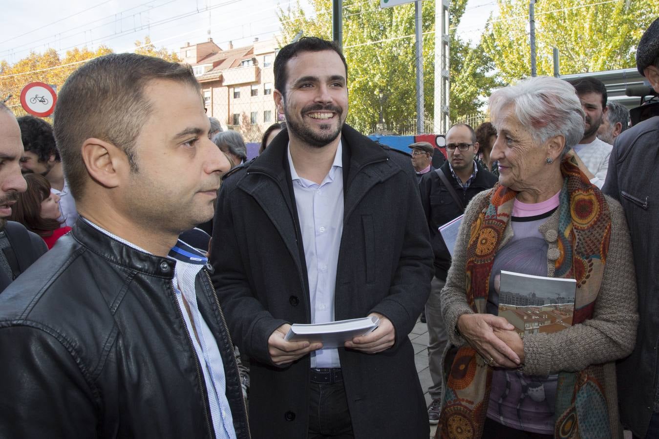 Alberto Garzón visita las obras de la pasarela del barrio de Pilarica (Valladolid)