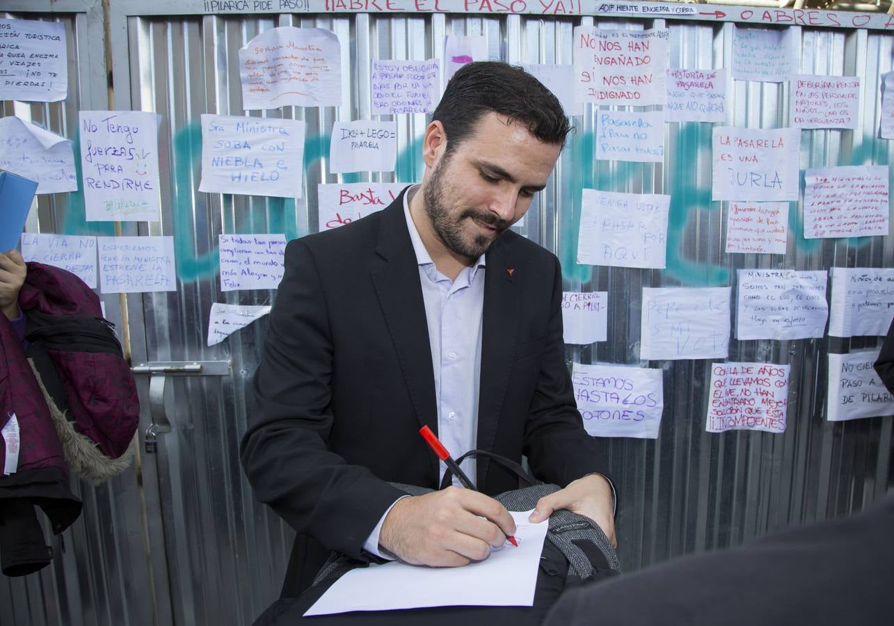 Alberto Garzón visita las obras de la pasarela del barrio de Pilarica (Valladolid)