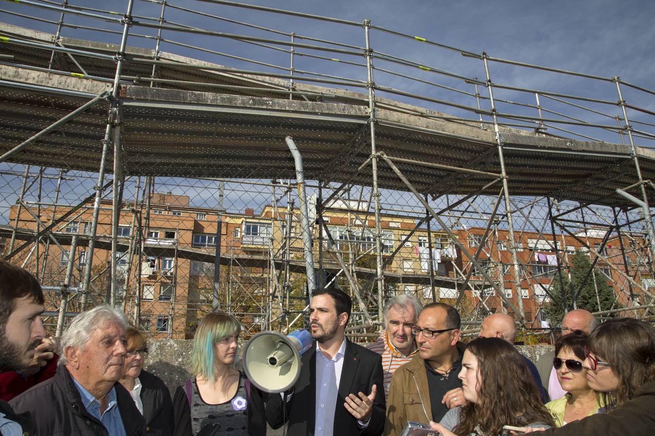 Alberto Garzón visita las obras de la pasarela del barrio de Pilarica (Valladolid)