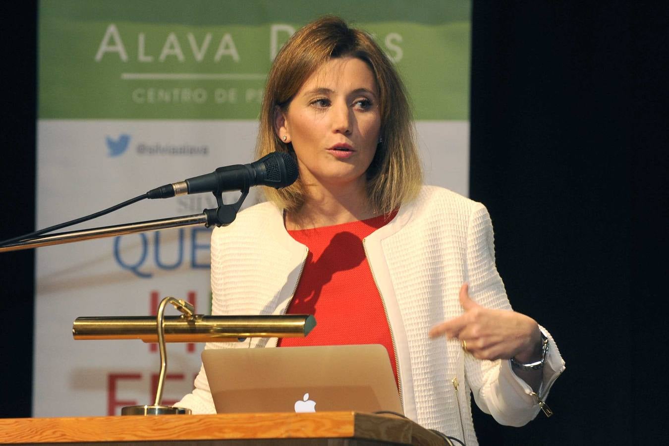 La psicóloga Silvia Álava en la Escuela de Padres de El Norte de Castilla