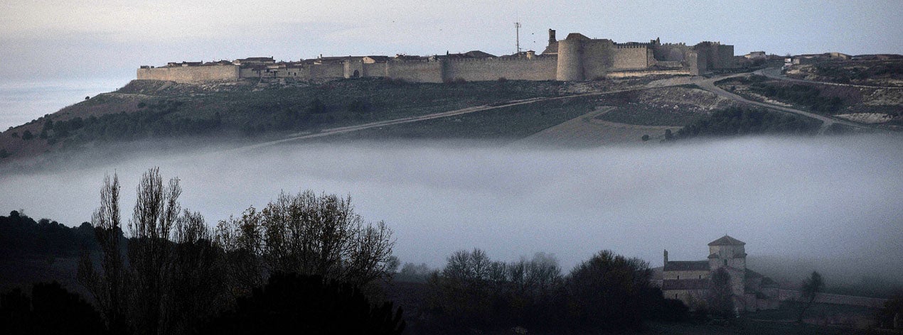La localidad vallisoletana de Urueña con niebla.
