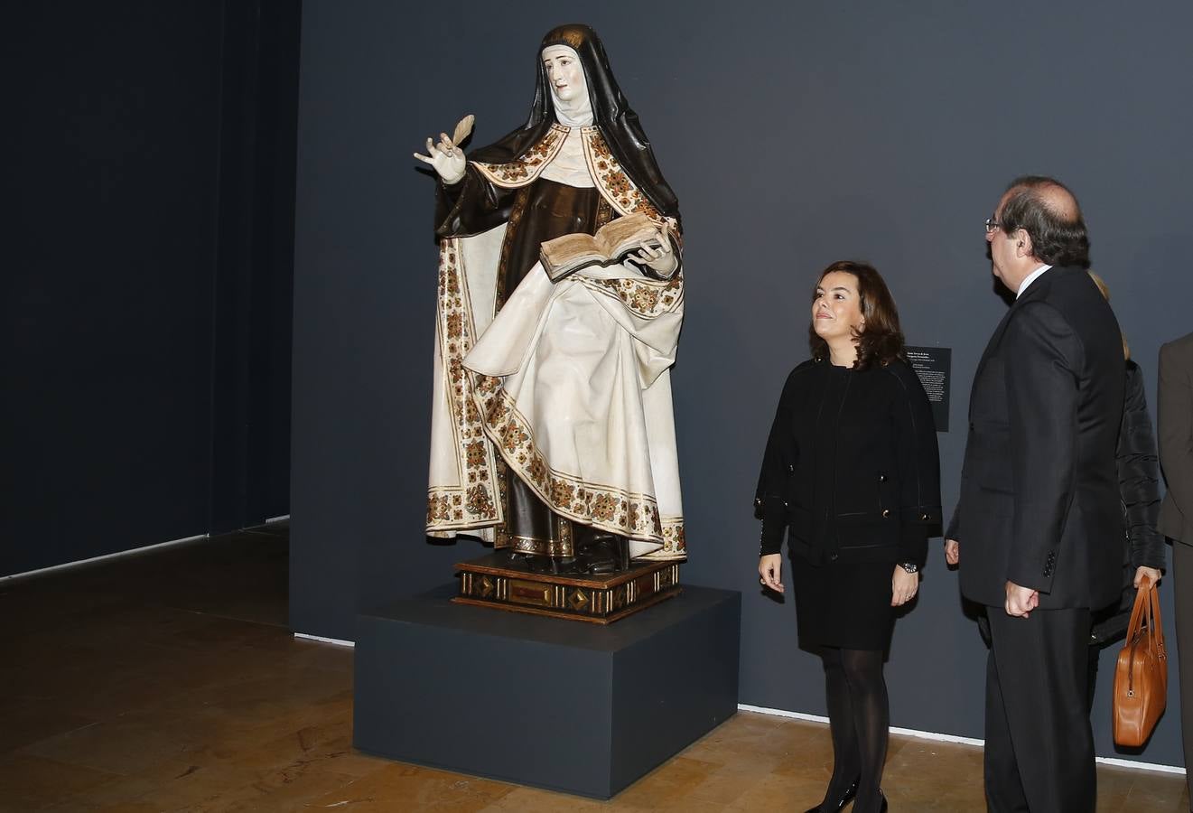 Soraya Sáenz de Santamaría inaugura una exposición sobre Santa Teresa en el Museo de Escultura de Valladolid