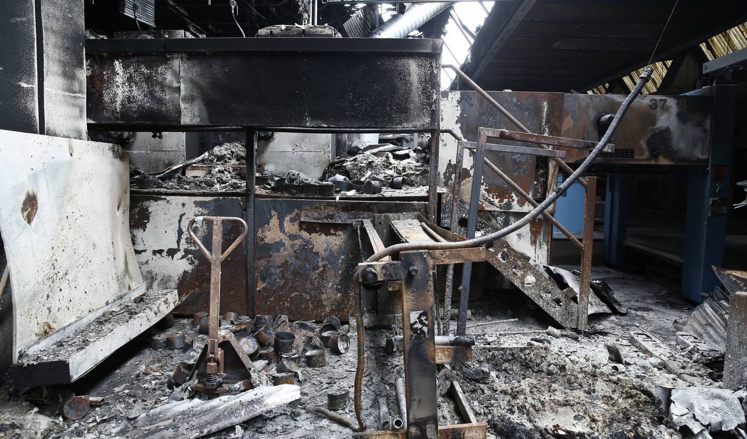 Las instalaciones de Macrolibros tras el incendio del pasado sábado