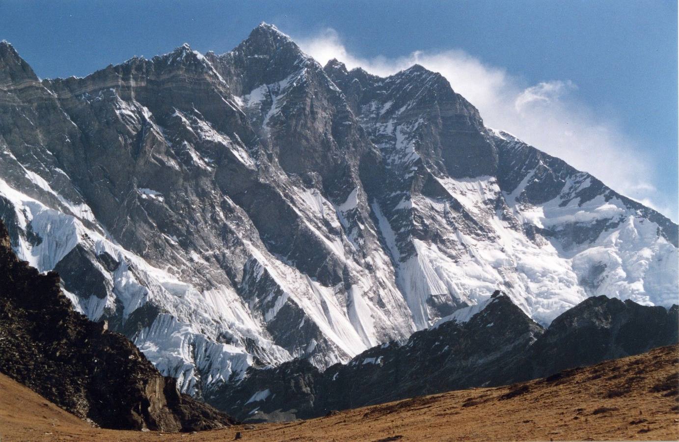 04 Lhotse. Lhotse significa literalmente 'Pico Sur' en tibetano. Además de la cumbre principal, con una altitud de 8.516 msnm., la montaña cuenta con dos picos subsidiarios, el Lhotse Middle (al este) de 8414 m. y el Lhotse Shar de 8.383 msnm. La montaña se halla situada en la frontera entre la región sur del Tibet, en China, y la región de Khumbu, al norte de Nepal.